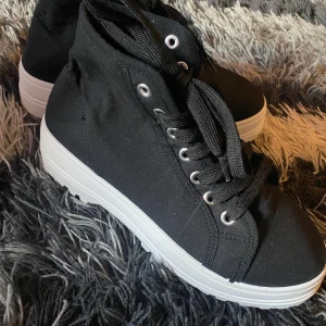 Korean black boots  - Jag köpte denna för 400kr och jag ska sälja den för 200 istället . Har använt en gång. Storleken är 38 men passar med 39. Kan mötas upp i norrköping