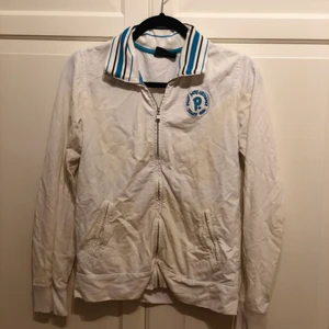  Hoddie - Säljer min zip up hoddie fem märket Peak performance. Har haft den ett tag men den är inte min stil. Kontakta mig om du är intresserad. 