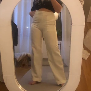 Krämvita kostymbyxor  - Sååå fina krämvita kostymbyxor från Zara som tyvärr inte passar mig längre. Dragkedjan fungerar alltså, går bara inte att stänga på mig heheh! Rätt tjockt material! De är uppvikta så de är längre ben om man vill!! (Är 1.60) Bara att skicka om ni vill se fler bilder🥰💓 (går att vika till pressvecken mer)