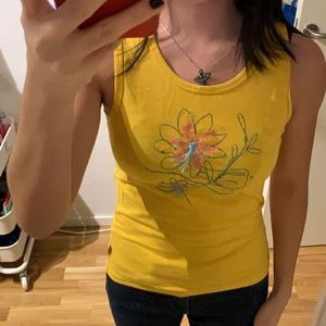 00s topp - Gullig tröja från second hand, används tyvärr inte längre💕