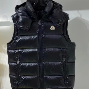 Moncler väst  - Moncler väst i storlek m