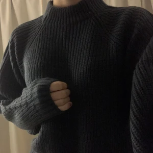 Stickad  - Blå stickad med halvpolo, helt NY MED LAPP KVAR!