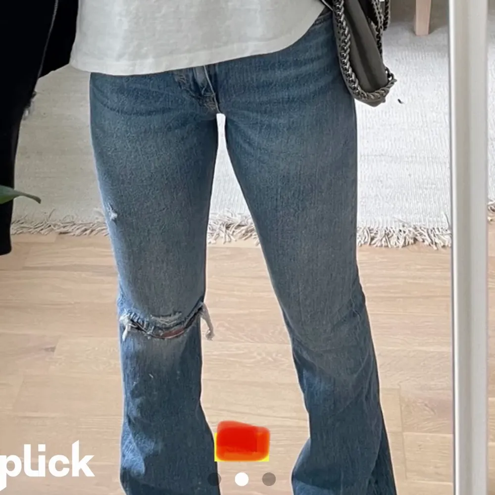 !Intressekoll! På mina svin snygga zara jeans som jag köpte här på plick, använda fåtal gånger då dem är lite för långa på mig! Köptes för 500 ish. Buda. LÅNADE BILDER❤️☺️ skriv för fler bilder . Jeans & Byxor.