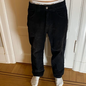 Polar 93 Cords Svarta Manchest - Polar Skate Co. 93 Cords. Svarta Manchesterbyxor  Storlek S 28/30 bra skick Nypris 1249 Pris 500 SMS eller Ring 0708942932