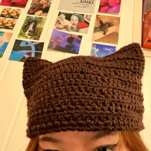 KATT BEANIE  - Virkad katt beanie i valfri färg💋 (köparen väljer vilken färg den vill så köper jag garnet, swisha 30kr i förväg) <3 Skriv privat för att se färgerna som finns för tillfället (grön, vit, brun, rosa smutsrosa, blå, ljuslila, mörklila, smutsblå) Måtten på ditt huvud krävs, köparen står för frakten eller möts i Örebro :) 