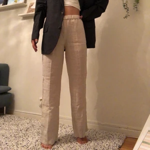 NYA Linnebyxor beige 36  - Helt nya linnebyxor endast testade. De är perfekta till sommaren. Det är både resår och snöre i midjan så de är justerbara. Skitsnygga att styla med en oversize kavaj exempelvis. Köptes för 690kr.  100% linne. Kommer från djur och rökfritt hem