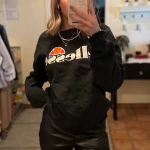 Ellesse sweater  - Jätteskön tröja använd fåtal gånger, i fint skick & köpt för ungefär 400 ❤️‍🔥 