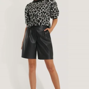 Tröja NA-KD  - Superfin tröja från NA-KD i strl S. Helt ny med prislapp kvar! Har varit slutsåld ett tag på deras hemsida. Nypris 399kr