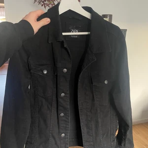 JEANSJACKA  - Använd fåtal gånger. Perfekt till våren. Hör gärna av er om ni vill ha fler bilder eller har några frågor. 😊