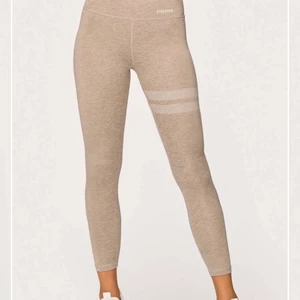 Beiga stronger tajts - Säljer mina sjukt snygga och sköna tajts från STRONGER!! NYPRIS: 700kr!! Endast använda ett fåtal gånger då de nu är för små för mig då jag växer en del! Storlek:XS Kontakta för mer information (pris kan diskuteras)❣️