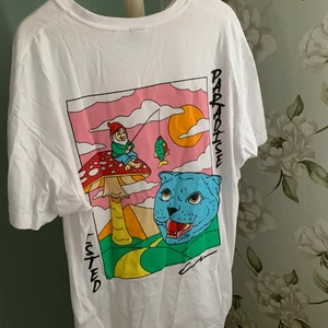 oversized t-shirt med tryck  - en oversized t shirt med tryck från crooked toungues, köpt från asos för lite mer än ett år sen men den är helt enkelt inte min stil längre så bestämt mig för att sälja <3 