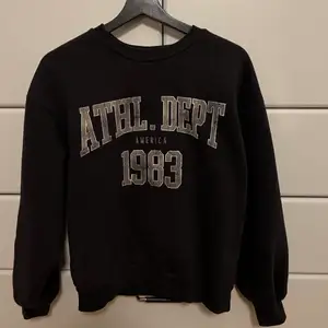 Säljer min svarta/mörkgråa sweatshirt från Gina Tricot i storlek xs. 250 kr nypris. Köparen står för frakt.