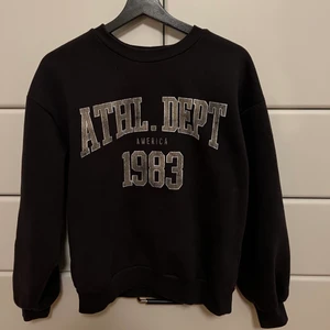 Sweatshirt Gina Tricot - Säljer min svarta/mörkgråa sweatshirt från Gina Tricot i storlek xs. 250 kr nypris. Köparen står för frakt.