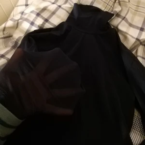 Mesh top turtle neck tröja - Mörk blå igenom synlig turtle neck tröja som sitter fitted passform S