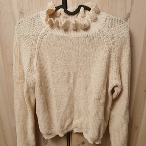 Stickad tröja med volang  - Stickad croppad tröja med volang vid hals och ärmslut Strl S. Köparen står för frakt ☺️