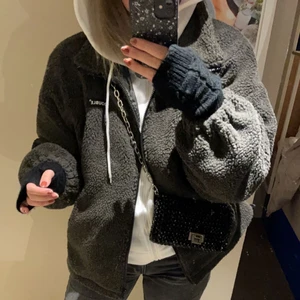 Fluffig Teddy Jacka - Kikar intresset för min Teddy jacka. Köpte den för någon månad sedan i storlek L för att den skulle sitta lite oversize på mig som vanligtvis är en S/liten M. Så himla fin och mysig! 