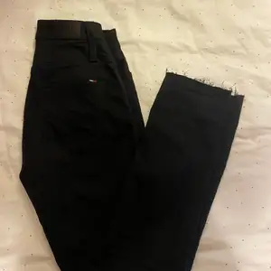 säljer svarta jeans från tommy hilfiger. nyskick. klippta i lämgden då de va för långa. är runt 160 och längden är perfekt. 
