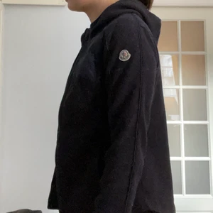 Moncler  - Moncler fleece. Storlek 14 år. Köpt på nk barnavdelning!den har även en huva! Den har en pyyytte liten brännskada som knappt syns, skickar bilder privat!