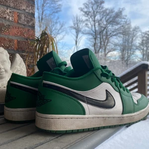Jordan 1’s Low Pine Green - Ok skick på skorna - något smutsiga och creasade, annars riktigt fina skor. Storleken är US 10 alltså eu 44. Fler bilder kan fixas om så önskas! Priset är inte hugget i sten. Kan lösa frakt eller mötas upp inom Skövde.