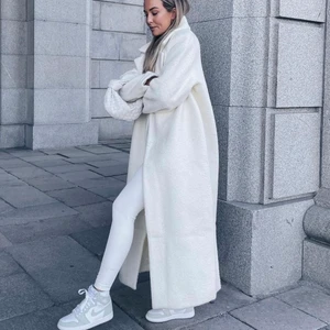 Intressekoll! Vit luddig kappa  - Intressekoll på denna kappa som är slutsåld, storlek 36. Helt oöppnad i förpackning :) köpare står för frakt.