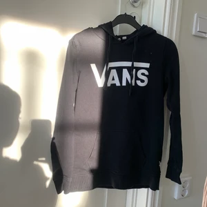 Vans hoodie - Säljer denna svarta Vans hoodie pga inte min stil längre. Fint skick, inte användt många gånger. Pris går att diskutera💕