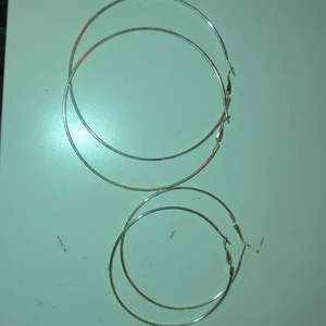 örhängen  - säljer dessa örhängen då de it har använts, 15kr för 1 par 30kr för 2