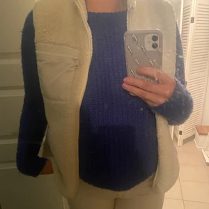 Mörkblå stickad tröja - Super fin mörkblå stickad tröja från Nelly