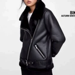 Bikerjacka Zara - Använd bikerjacka från Zara köpt förra vintern. Finns tecken på användning men fortfarande i fint skick. Skriv för egna bilder!❤️ nypris runt 1000kr.
