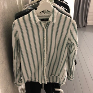 Skjorta från Bik Bok stl S - en sjukt snygg skjorta från Bik Bok som är köpt för ca 1 år sen💕 säljer den så den inte kommit så mycket till användning så skjortan är i bra skick! stl S, köpt för 300kr i butil och mitt pris 100kr💞 frakten står köparen för