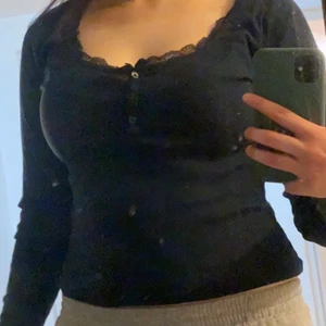 Tröja HOLLISTER - Hollister Mörkblå ljuset gör så att den såg mörkare ut. Använd endast en gång. Säljer pga den var liten för mig. Storlek L men passar storlek S och M. Kan mötas upp eller leverera men köparen står för frakten. Har du några frågor kan du skriva till mig privat. 