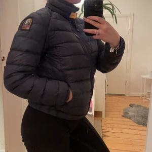 Parajumper Jacka - Säljer min marinblåa parajumper som är i fint skick! Storlek S