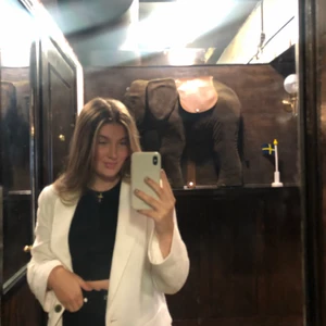 Vit Blazer - Säljer min vita blazer då jag inte får användning för den. Den är i storlek S men sitter bra på mig som är M & säkert en som har L med. Frakt tillkommer ❣️