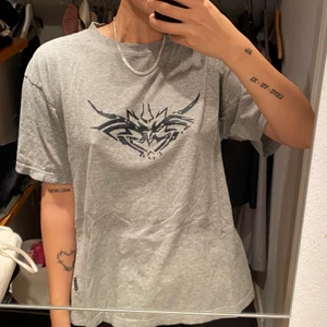 Tribal T-shirt - Vintage tribal T-Shirt i otroligt skönt material. Storlek XL men sitter snyggt oversize på mig som vanligtvis bär S.