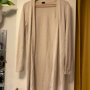 Längre kofta - En knälång beige kofta i storlek S. Koftan är lite sliten i tyget men fortfarande fin och mjuk. Skickas mot frakkostnad, köparen väljer själv om hen vill ha spårbar frakt eller med frimärken. Samfraktar gärna om du hittar något mer du vill köpa av mina annonser. 