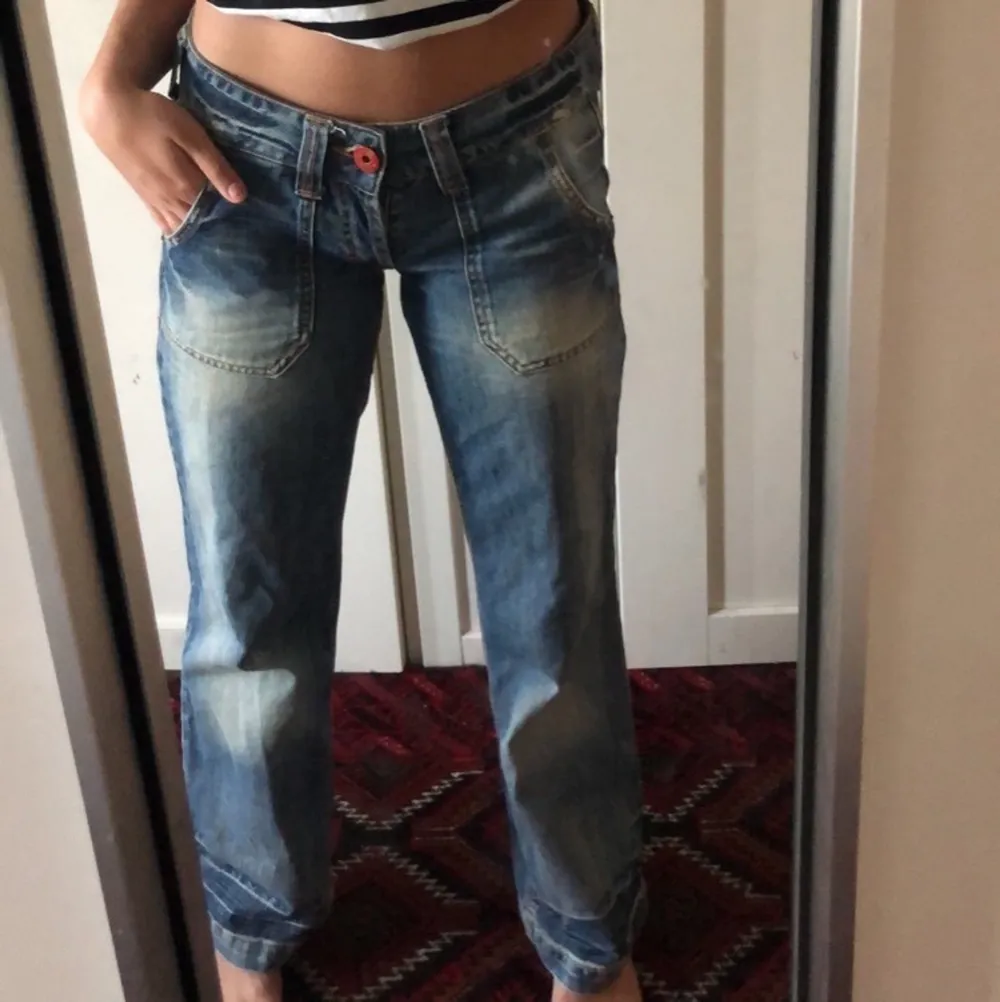Superfina lågmodjade jeans i strl 29. Jag har S/36 i vanliga fall och dom passar mig jättebra. Är 170cm lång och de lägger sig fint över skorna på mig 💙 . Jeans & Byxor.