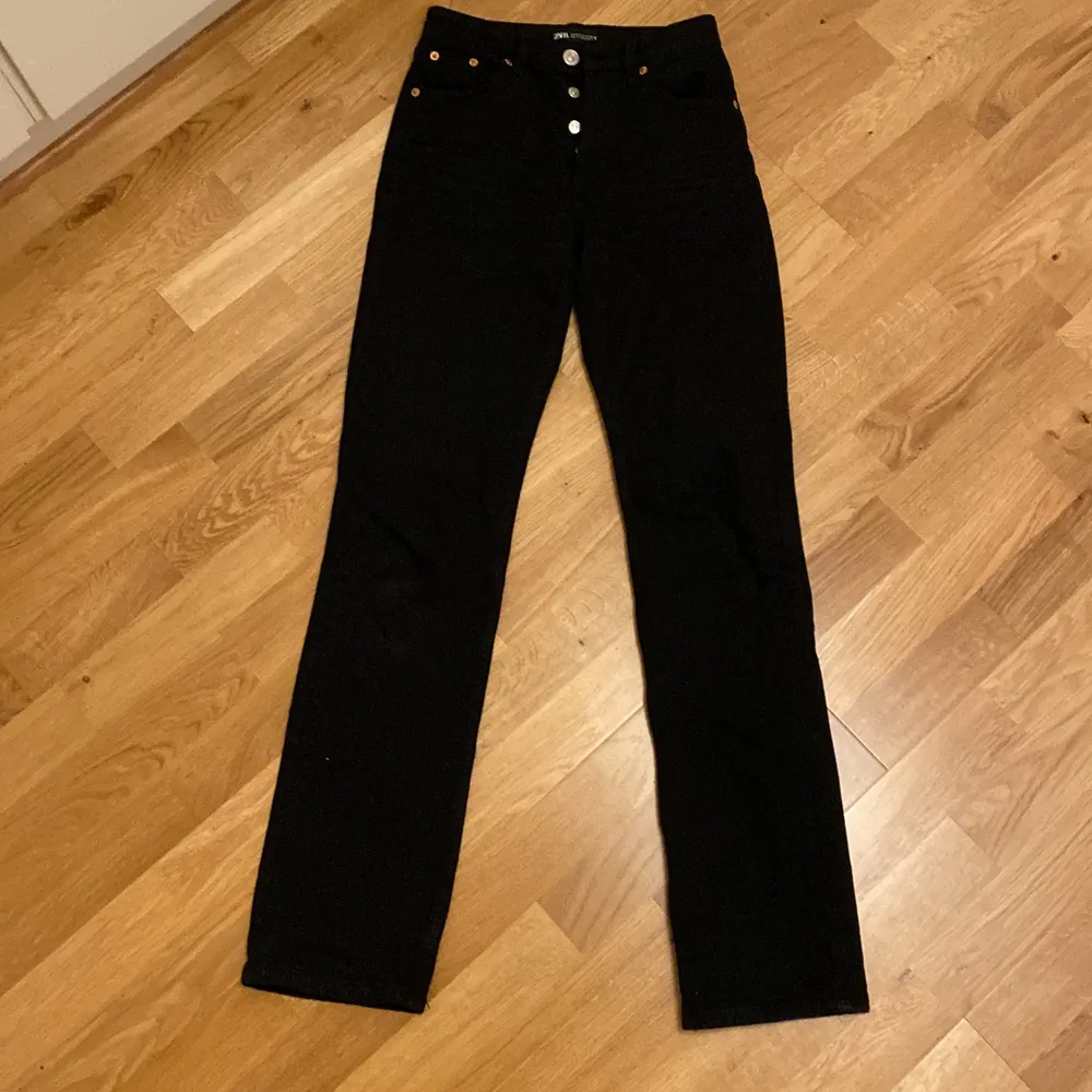 Zaras populära modell mid-rise straight. Nyskick🔥. Jeans & Byxor.