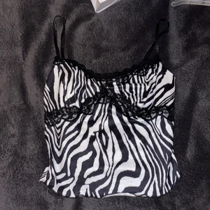 Linne med zebra print och spets  - Linne från shein! Topp skick! 50kr inklusive frakt. 