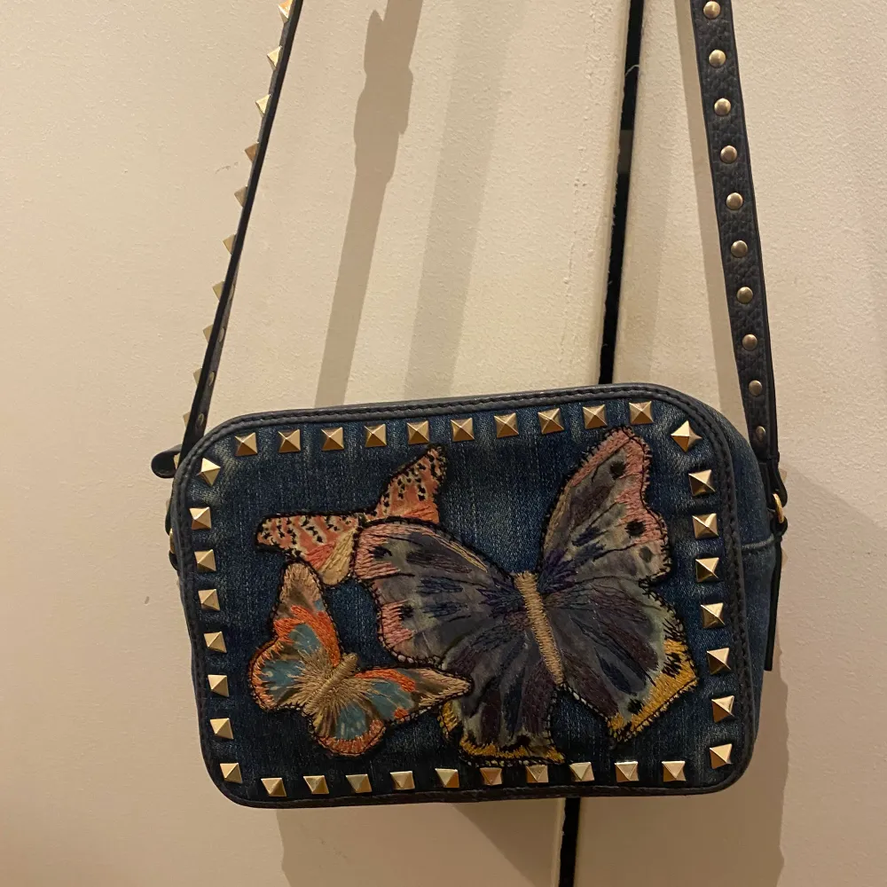 Säljer min superfina valentin camera bag i denim . Väskor.