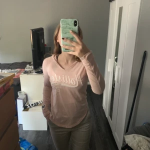 Tröja med luva från hollister - Säljer nu min tröja från Hollister, den är väldigt tunn och har luva! Bra skick! Stl Xs men passar säkert S. Kan mötas upp i Huddinge annars står köparen för frakt vilket är mellan 50-70kr🤎