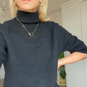 Stickad polo tröja - Säljer denna fina svarta polo tröja med trekvartslånga ärmar 💕💕💕 den är från HM!