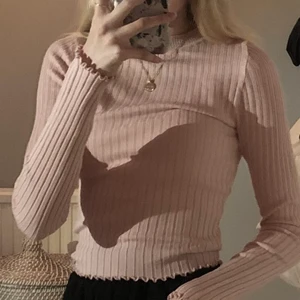 Rosa ribbad tröja från H&M - Mycket fin ljusrosa ribbad tröja från H&M. Storlek XS. Tröjan är i nyskick då den aldrig använts, beställde fel storlek så därför säljs den, här på plick. Kostat 170 kr, säljs nu för 60 kr.