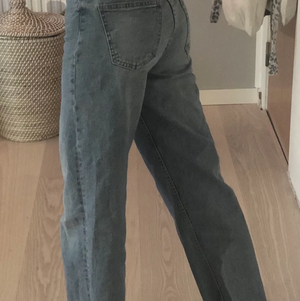 Ett par snygga ljusblå wide leg jeans från lager 157. Ett par favoriter som tyvärr blivit för små. Storlek XS. Köpta för 259kr och säljs för 189kr. 3 för 2!⚡️⚡️. Jeans & Byxor.