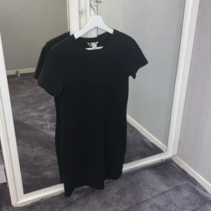 T-shirt klänning  - T-shirt klänning från H&M, storlek M.