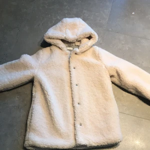 Jacka - En super mysig jacka från MNG som jag fick i julklapp men aldrig kommit till användning. Den e från 13-14 years i storleken men passar på mindre också. Skriv till mig privat så kan vi prata vilket pris på frakten 