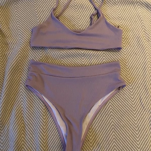 Ljus lila bikini - Säljer denna ljuslila bikinin med högmidjade trosor. Från shein och i storlek M💜