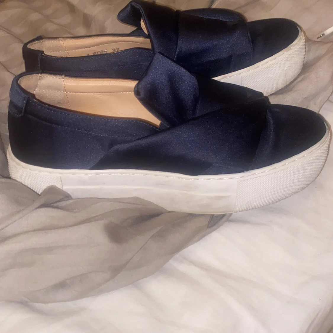 skitfina marinblåa sneakers - 90