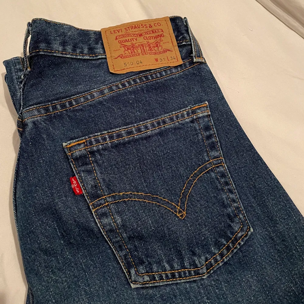 Ett par Levis jeans som är köpta second hand, herrmodell. Säljer då dem tyvärr är för långa på mig som är 165cm, annars är dom superfina och i bra skick💙 frakt ingår ej i priset.. Jeans & Byxor.