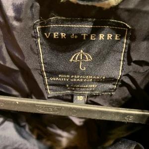 Ver de Terre vinterjacka junior mörkblå  - Ver de Terre vinterjacka junior, mörkblå med pälskrage. Dunjacka, varm och följsam.