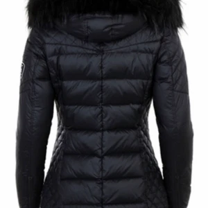 Jacka Rock & Blue - Svart dunjacka med avtagbar huva med konstgjord päls från ROCK & BLUE. Stl. 34 (XS) Fina quiltade partier på sidorna. Dragkedja och knappar på framsidan. Vattenavvisande.  Fin och nästan oanvänd. Köpt ny 2020.