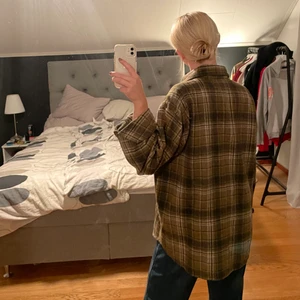 Woodchopper jacka - Älskar denna, asskön i materialet och går ner över rumpan. Perfekt oversize för den som har S /M. Köpt på beyond retro! 